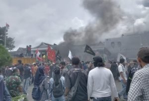 Kepung Kantor Walikota Ternate, Tuntut Turunkan Harga BBM dan Sembako