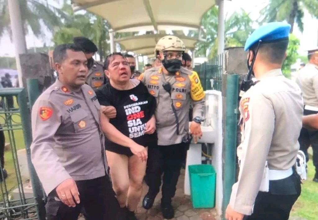 Viral, Ikut Demo, Ade Armando Dihajar dan Ditelanjangi Massa