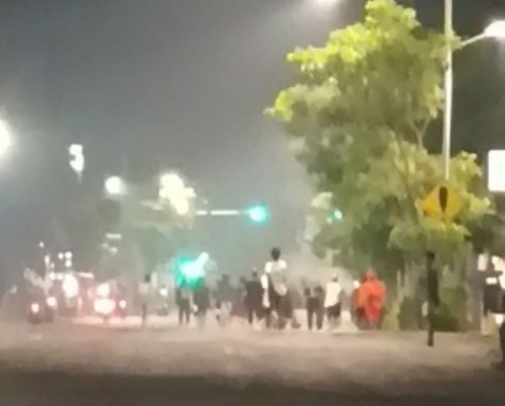 Dua Kelompok Remaja Bentrok di Jalan Ngaglik Surabaya, Pelaku Bawa Petasan Hingga Sajam