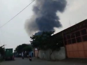 Sebuah Gudang Elektronik di Margomulyo, Surabaya Terbakar
