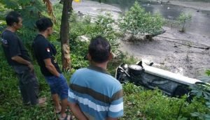 Diduga Pengemudi Mabuk, Mobil di Pacitan Terjun ke Sungai
