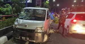 Grandmax Sikat 3 Kendaraan di Fly Over Jenggolo, Satu Orang Terjatuh Dari Jembatan Layang