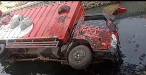 Hindari Pemotor, Truk Ekspedisi Nyemplung ke Sungai