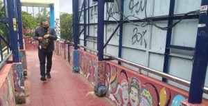 Viral, Kotoran Manusia Tercecer di JPO Alun-Alun Kota Malang