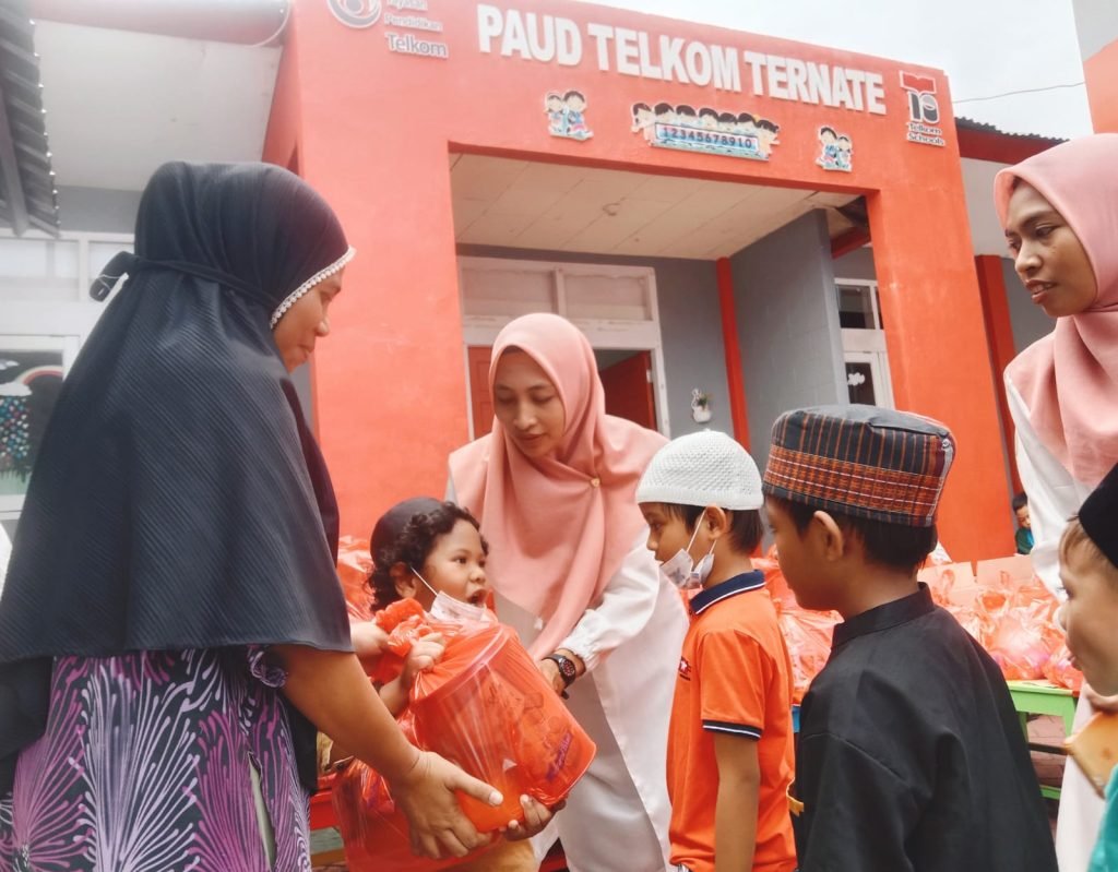 Suasana Ramadhan, PAUD Telkom Ternate Berbagi Ratusan Sembako Kepada Masyarakat
