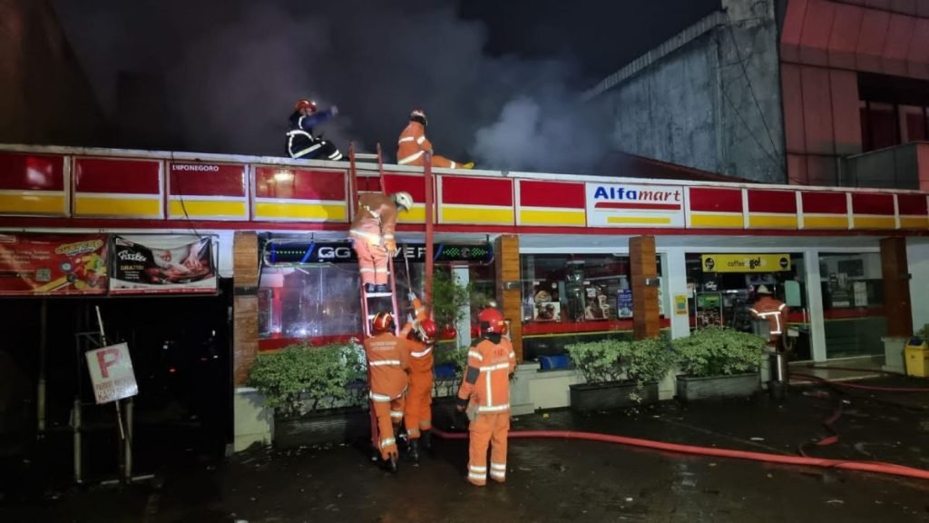 Minimarket di Jalan Diponegoro Surabaya Terbakar