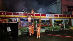 Minimarket di Jalan Diponegoro Surabaya Terbakar