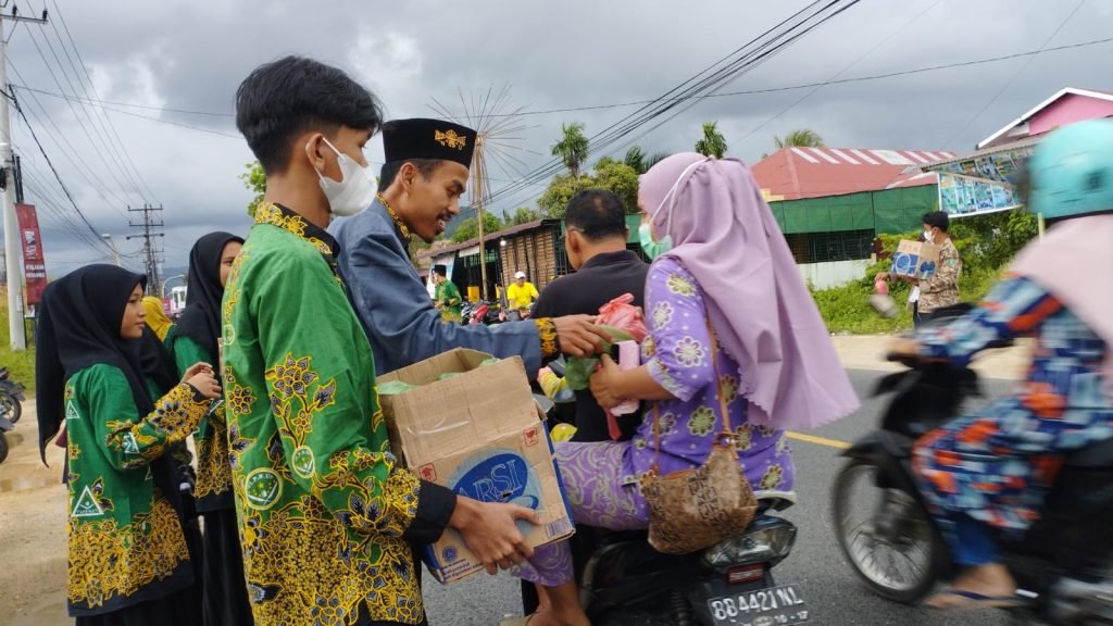 PC IPNU – IPPNU Tapanuli Tengah Berbagi Takjil Dibulan Berkah