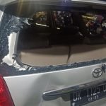 Mobil di amuk masa