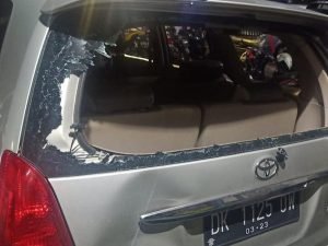 Mobil di amuk masa