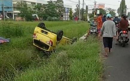 Mobil terjun ke sawah