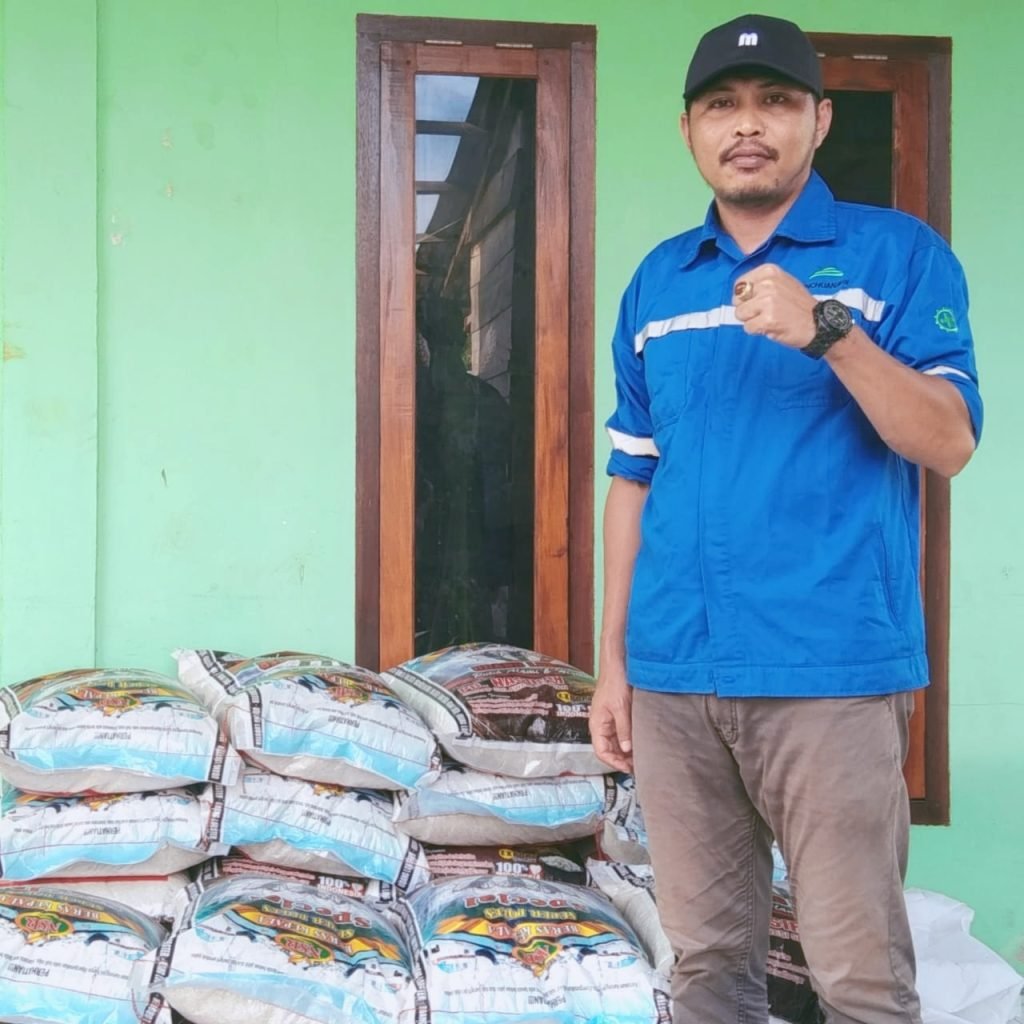 CSR PT Rimba Kurnia Alam Bagikan Ribuan Beras Kepada Masyarakat Obi