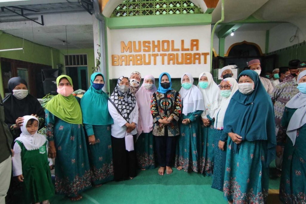 Ning Ita Serahkan Dana Hibah ke Mushola Babuttaubah