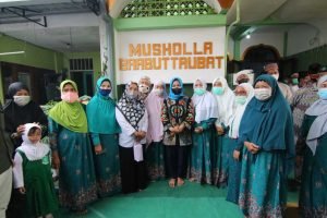 Ning Ita Serahkan Dana Hibah ke Mushola Babuttaubah