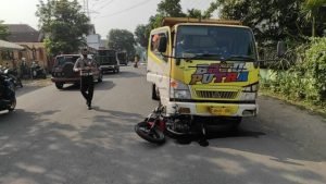Bersenggolan, Bikers Wanita di Kediri Tewas Terlindas Truk