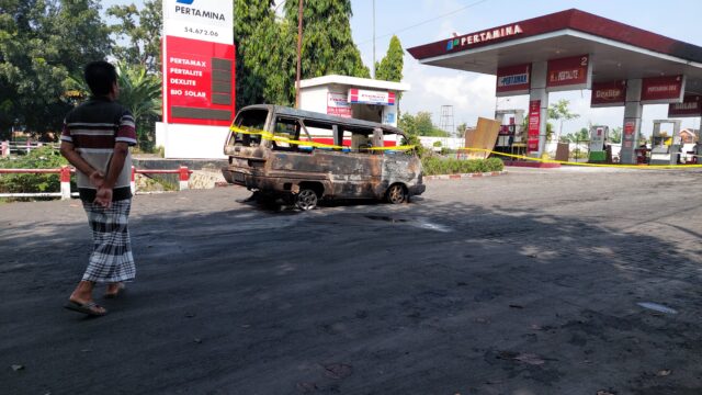 Mobil terbakar