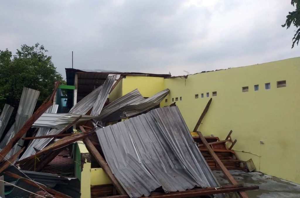Diterjang Hujan Angin, Puluhan Rumah di Sidoarjo Porak-poranda