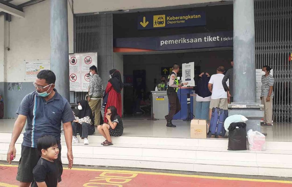 Penumpang Kereta Api di Stasiun Mojokerto Melonjak Selama Libur Nataru 2024/2025