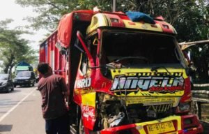 Tiga Kendaraan Terlibat Kecelakaan Beruntun di Mojokerto, Sopir Truk Terjepit Kabin