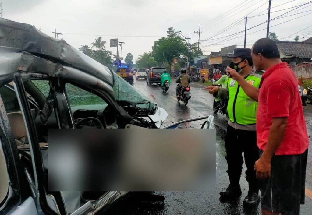 Pasutri Asal Bandung Tewas Tersambar Kereta Api