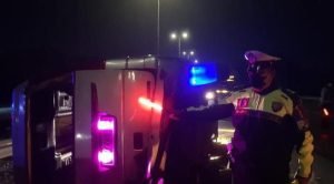 Tabrak Guardrail, Mobil Elf Terguling di Tol Porong-Sidoarjo, 5 Orang Luka-luka