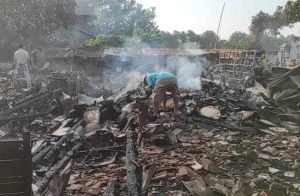 Pedagang Pasar Ngadiluwih Kediri Mengais Sisa Barang Dagangan