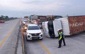 Sopir Mengantuk, Truk Box di Ngawi Terguling Hingga Picu Kemacetan
