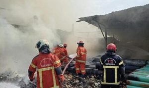 Tumpukan Busa Karet di Gudang Asemrowo Surabaya Ludes Terbakar