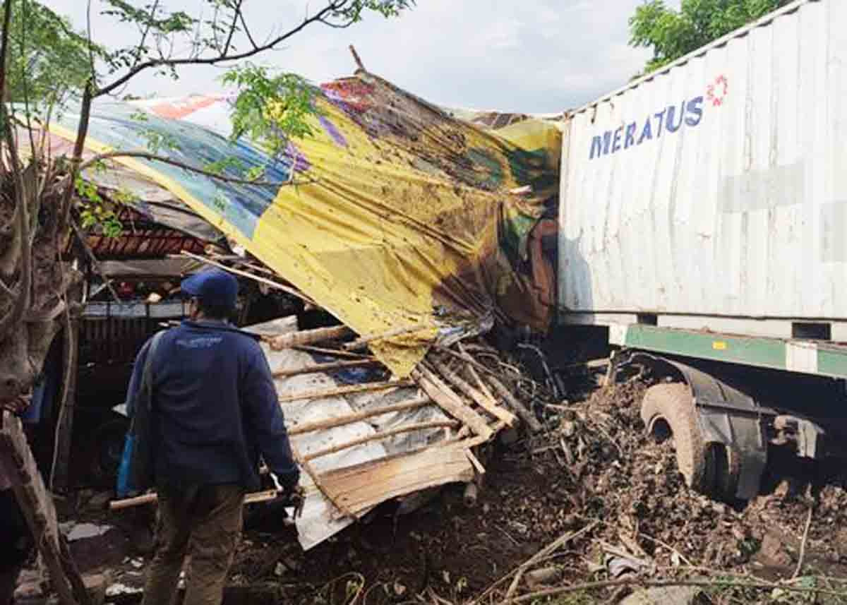 Truk kontainer seruduk parkiran pabrik