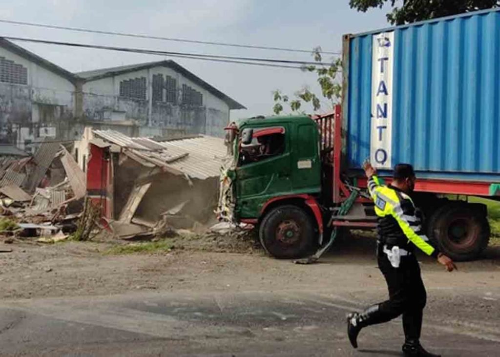 Sopir Kurang Hati-hati, Truk Kontainer Tabrak Pagar Hingga Warung di Bypass Mojokerto