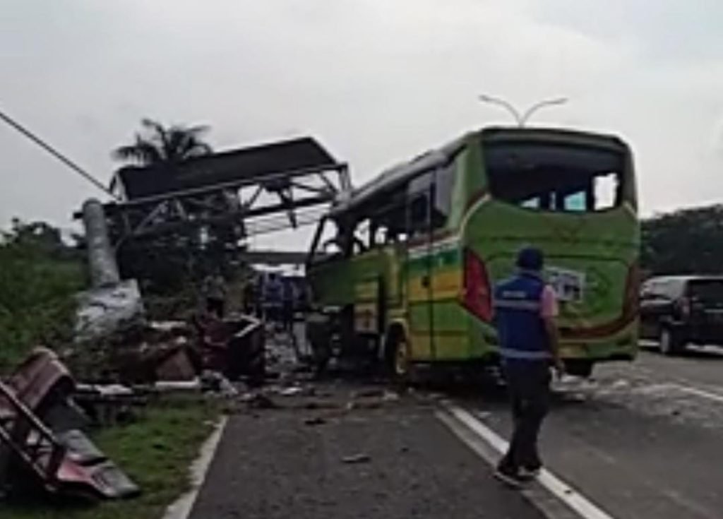 Bus Wisatawan Dieng Wonosobo Kecelakaan di Tol Surabaya-Mojokerto (Sumo)