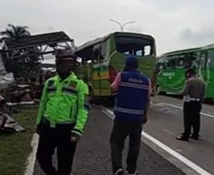 Kecelakaan Rombongan Wisatawan di Tol Surabaya-Mojokerto, Belasan Penumpang Tewas