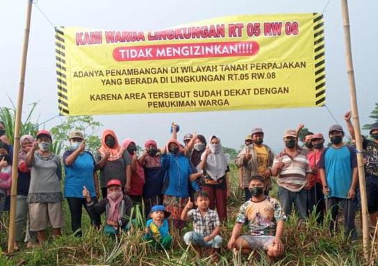 Aksi Tolak Tambang Warga Blitar Bentang Banner Hingga Gerunduk Kantor Desa