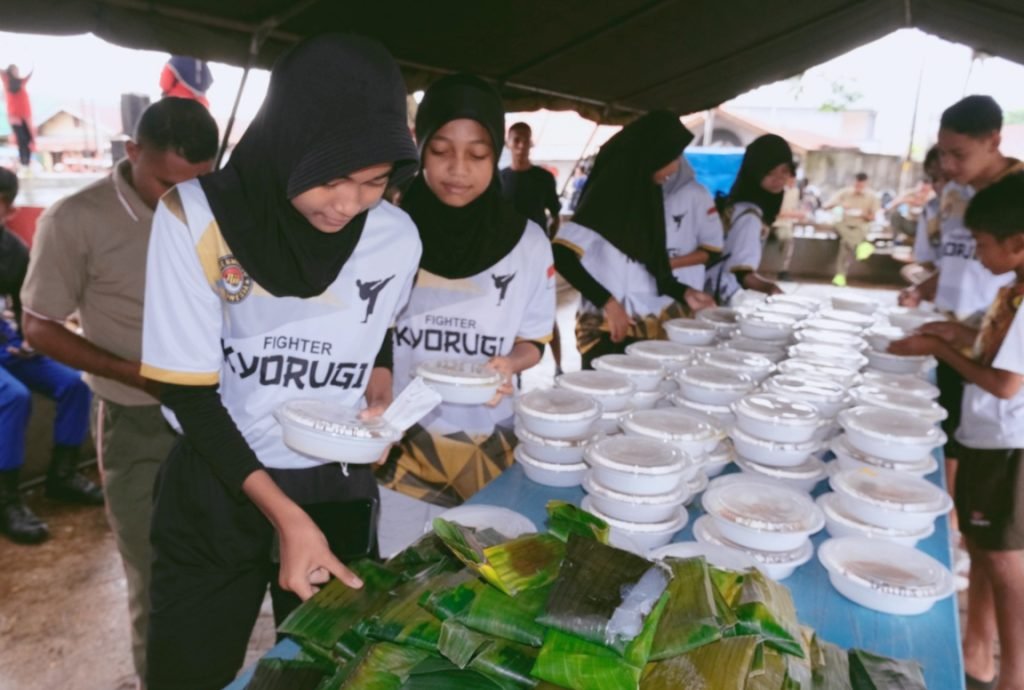 Turut Partisipasi Di HUT Kodam XVI/Pattimura, Korem 152/Baabullah Pecahkan Rekor Muri Makan 35.000 Papeda