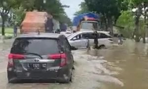 Imbas Banjir, Arus Lalu-lintas di Probolinggo Alami Kepadatan Kendaraan