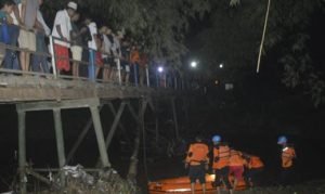 Ambil Helm Jatuh, Pengendara Motor di Pamekasan Hanyut ke Sungai