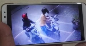 Dalam Hitungan Detik, Dua Orang Berhasil Gasak Motor di Apotek Kimia Farma Pasuruan