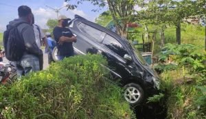 Ditabrak Pikup, Mobil Toyota Agya Terjun ke Parit Sidoarjo