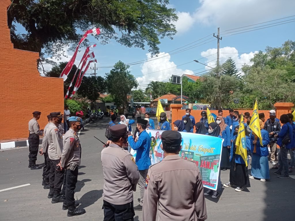 Tagih Janji Bupati dan Wabup, PMII Mojokerto Demo di Depan Kantor Pemkab