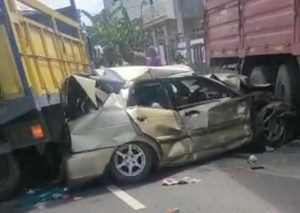 Mobil Sedan yang Berisikan 3 Orang Dijepit 2 Truk Hingga Ringsek