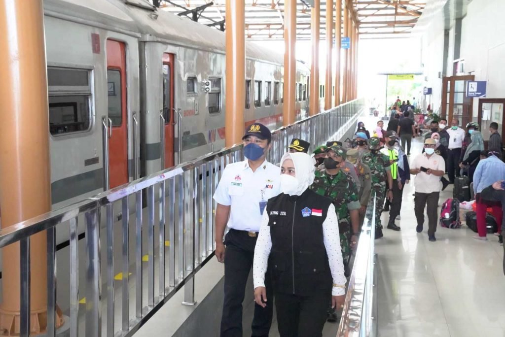 Ning Ita Tinjau Pos Pengamanan Mudik Lebaran