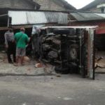 Pikup tabrak warung