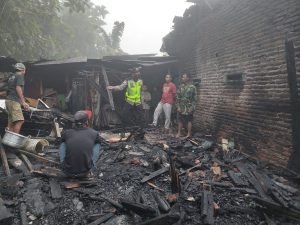 Rumah Warga Mojokerto Terbakar, 3 Mobil Damkar Dikerahkan