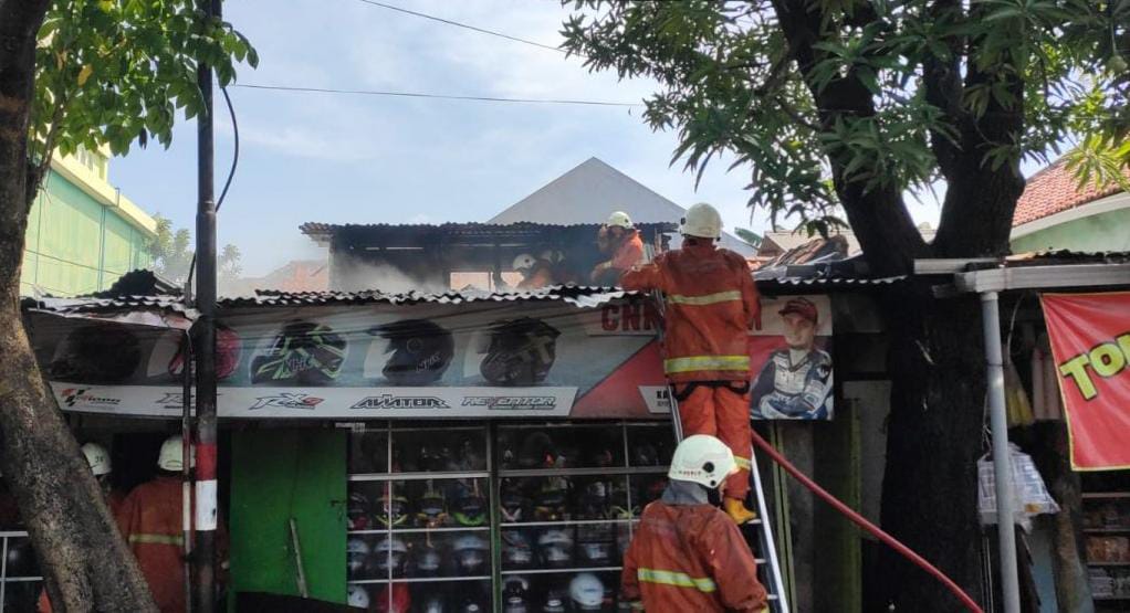 Kebakaran Toko Helm di Surabaya Gegara Anak Main Korek Api