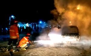 Diduga Karena Korsleting Listrik, Mobil Carry di Driyorejo Gresik Hangus Terbakar