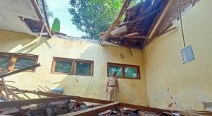 Lapuk Dimakan Usia, Atap SDN 2 Dayakan Ponorogo Ambrol