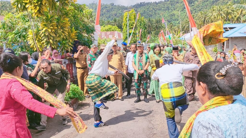 Kunjungi Lokasi TMMD Ke 113 Kodim 1505/Tidore, Panglima Kodam XVI/Pattimura Disambut Tarian Cakalele dan Pengalungan