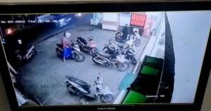 Dua Maling Bersarung Gasak Motor di Minimarket Krampyangan, Pasuruan