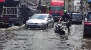 Terendam Banjir, Puluhan Motor di Jalan Letjen Suprapto Sidoarjo Mogok