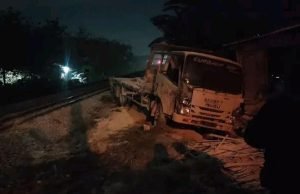 Truk Semen di Bojonegoro Tersambar Kereta Api, Berawal dari Mogok di Rel